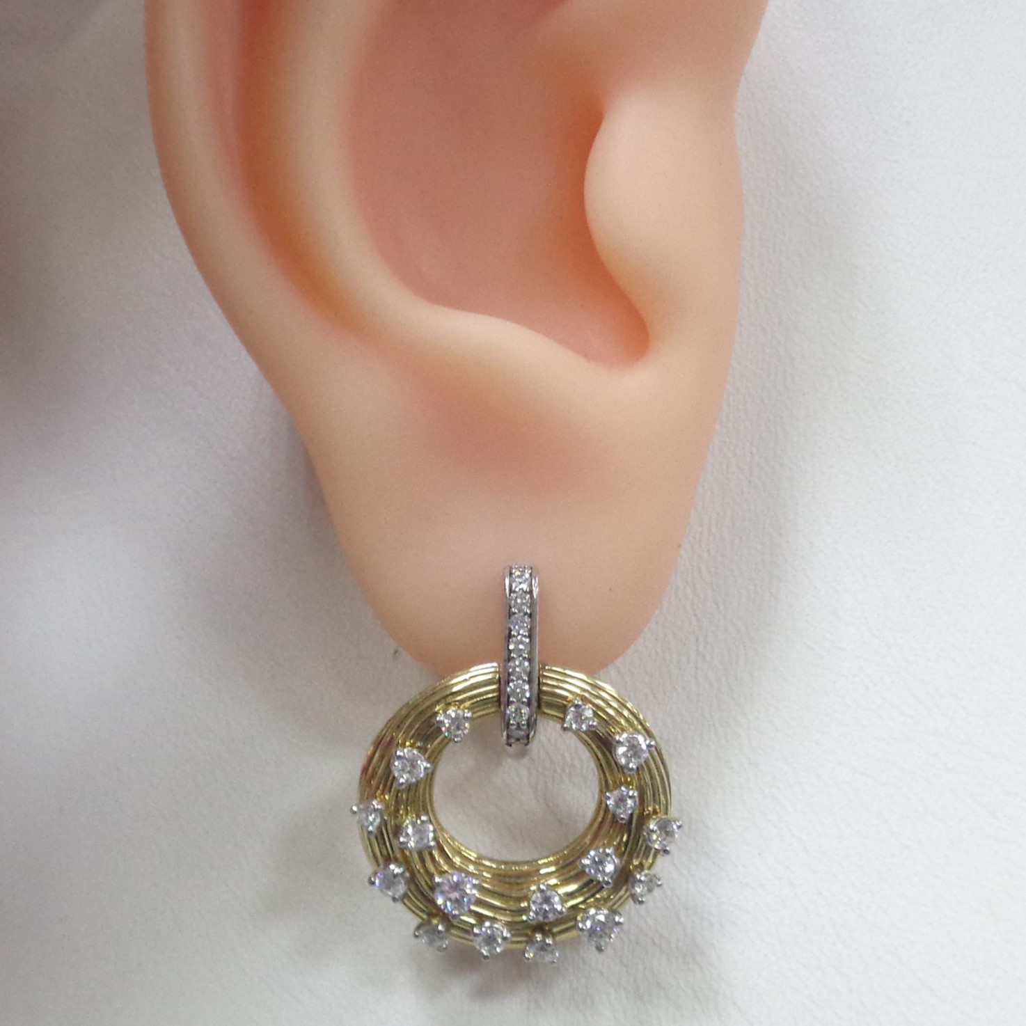 Серьги из комбинированного золота с бриллиантами